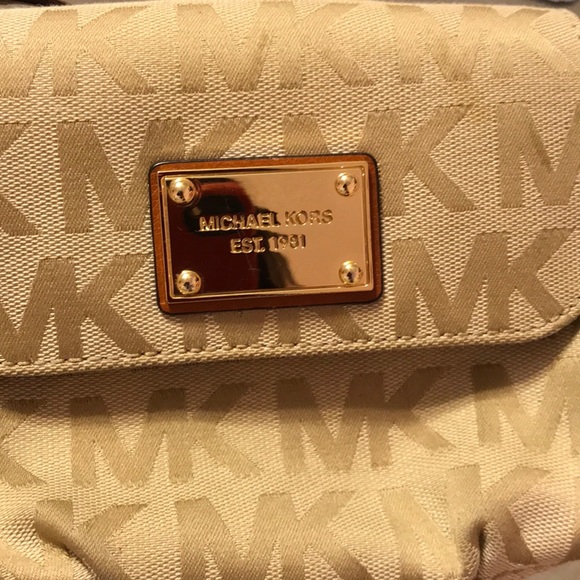Micheal Kors cross body purse - Picture 2 of 6